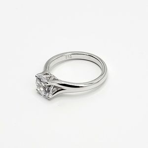 Classic Round Cut Solitaire Engagement Wedding Ring